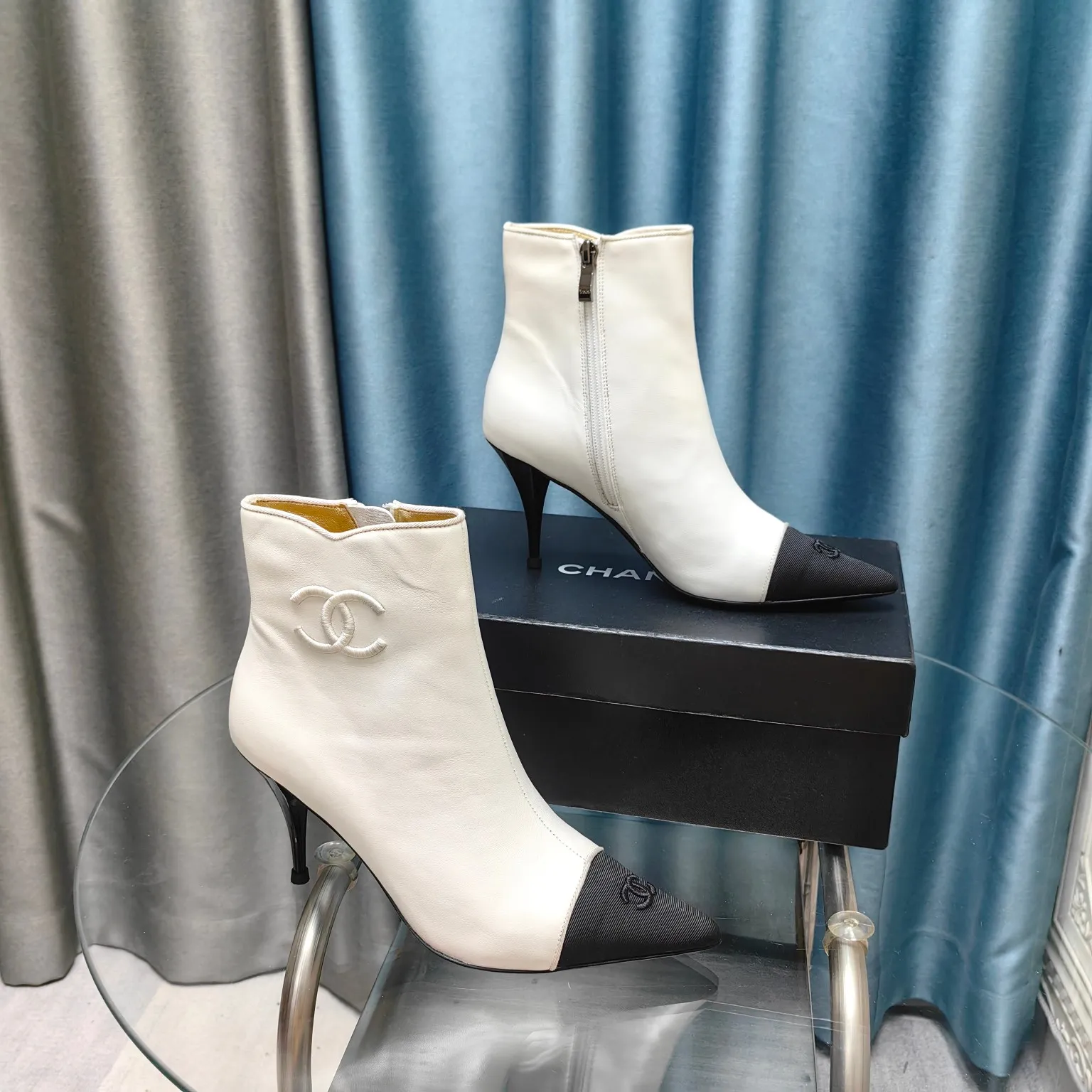 👟👟Ex-factory price 700👟👟Chanel 24B new pointed toe double C embroidered short boots Super handsome shoe shape😎 Cowhide upper, sheepskin lining, genuine leather outsole, 8cm heel height, Size: 35-39, other sizes can be customized